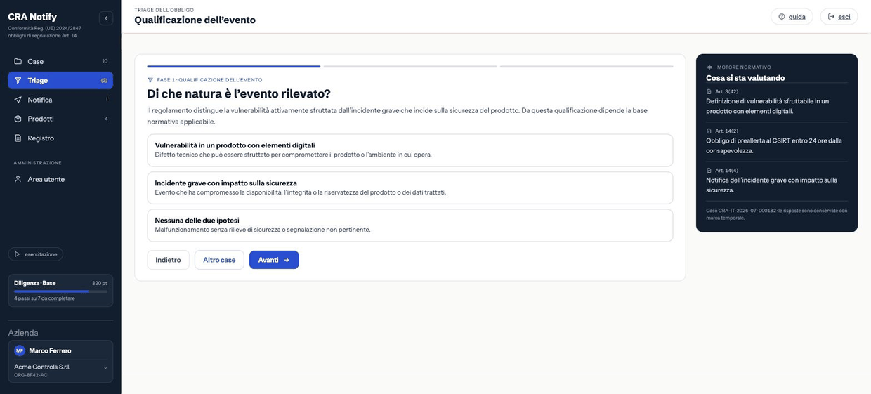 Prima fase del triage: la domanda sulla natura dell'evento con le tre opzioni e, a destra, il pannello del motore normativo con gli articoli richiamati.